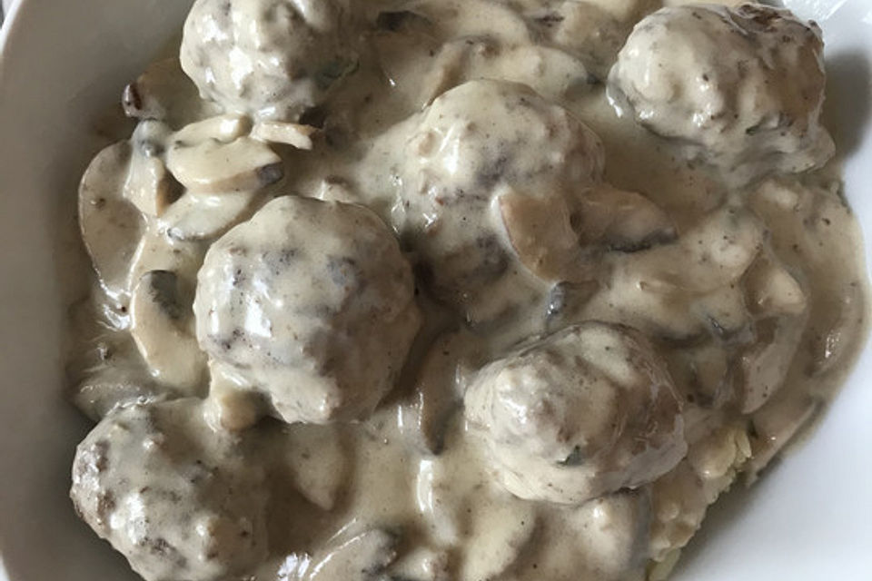 Köttbullar mit Champignon-Rahmsauce