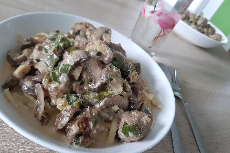 Köttbullar mit Champignon-Rahmsauce