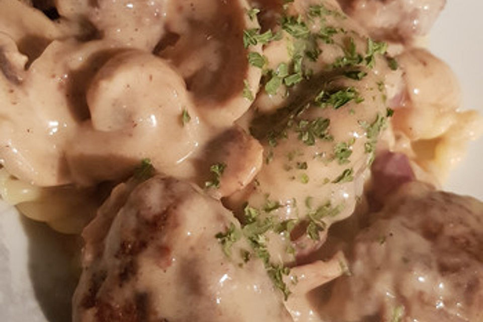 Köttbullar mit Champignon-Rahmsauce