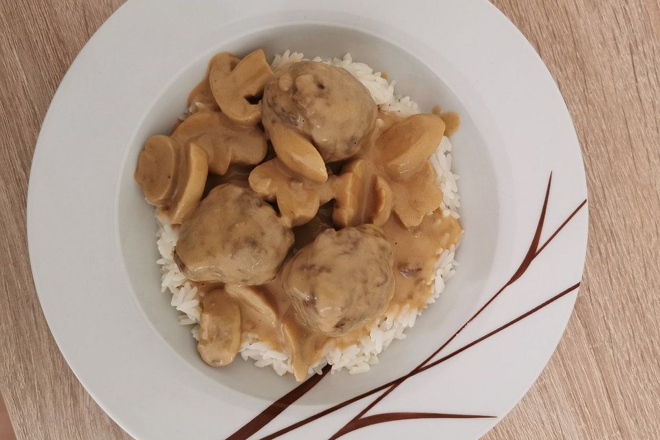 Köttbullar mit Champignon-Rahmsauce