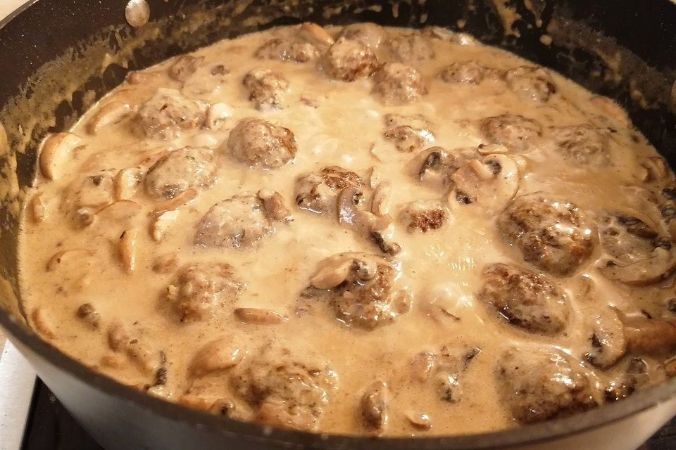 Köttbullar mit Champignon-Rahmsauce