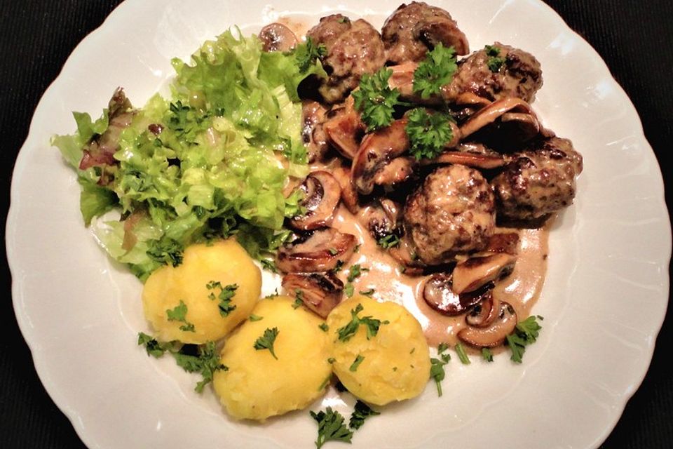 Köttbullar mit Champignon-Rahmsauce