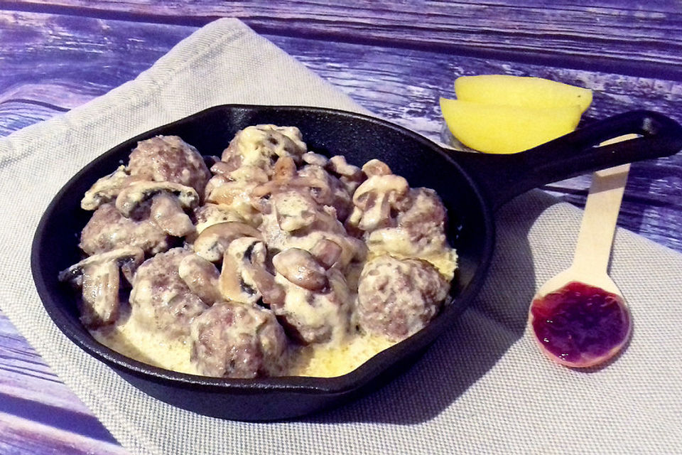 Köttbullar mit Champignon-Rahmsauce