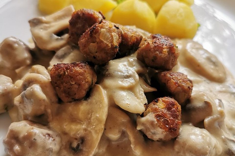 Köttbullar mit Champignon-Rahmsauce