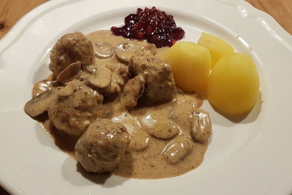 Köttbullar mit Champignon-Rahmsauce