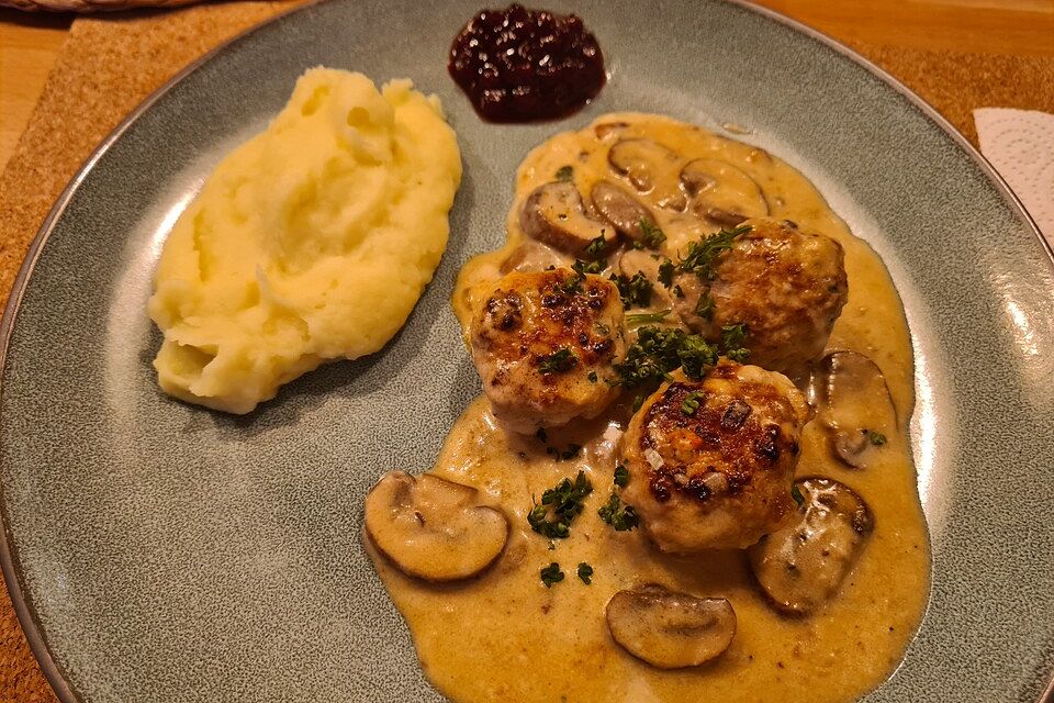 Köttbullar mit Champignon-Rahmsauce