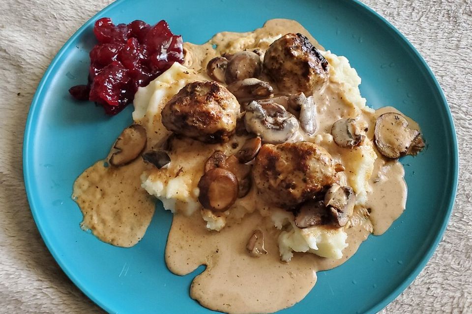 Köttbullar mit Champignon-Rahmsauce