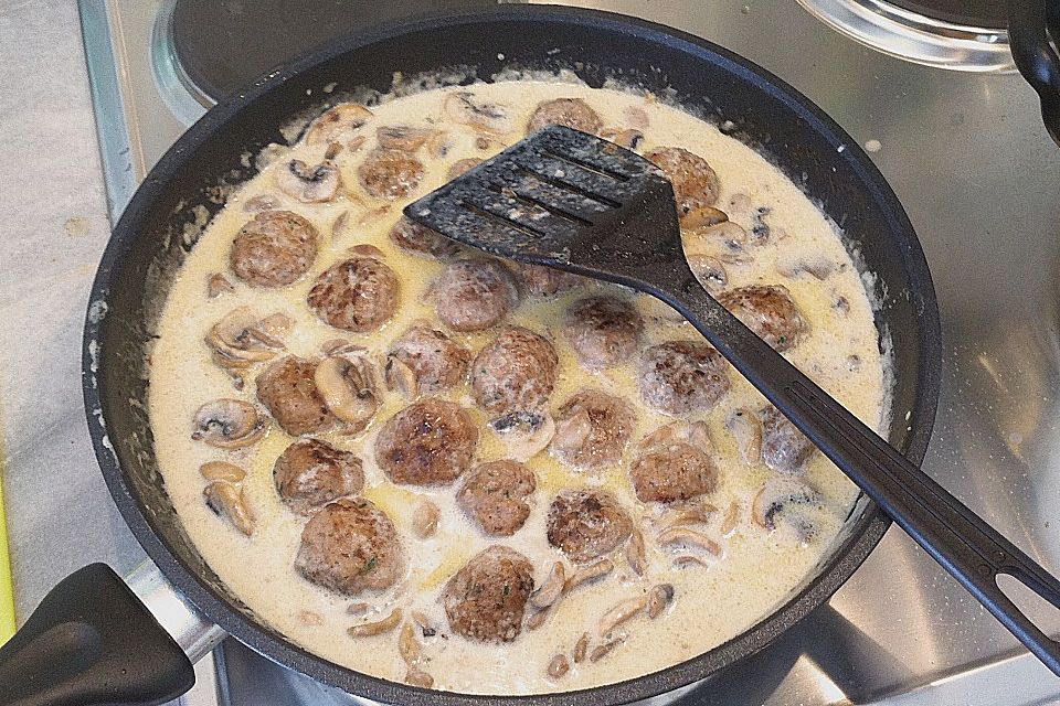 Köttbullar mit Champignon-Rahmsauce