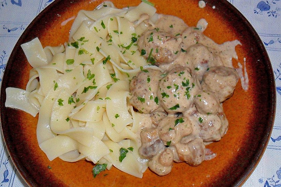 Köttbullar mit Champignon-Rahmsauce