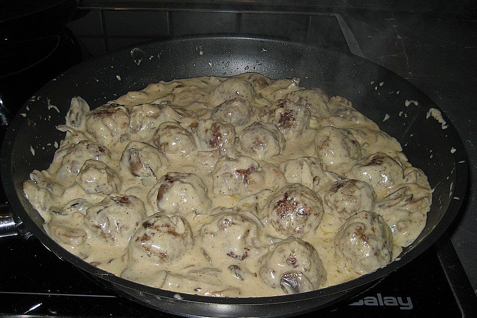 Köttbullar mit Champignon-Rahmsauce