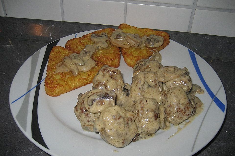 Köttbullar mit Champignon-Rahmsauce