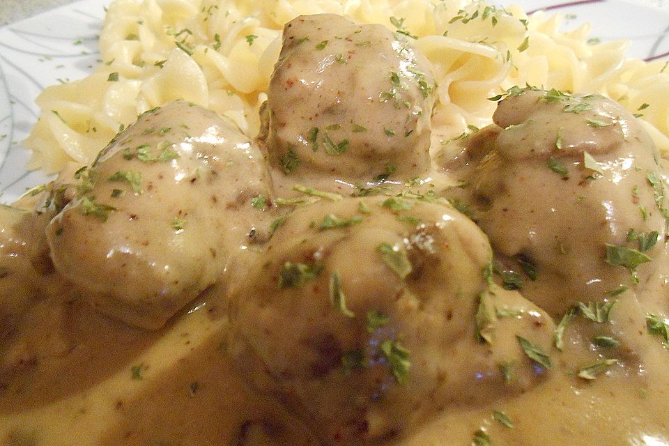 Köttbullar mit Champignon-Rahmsauce