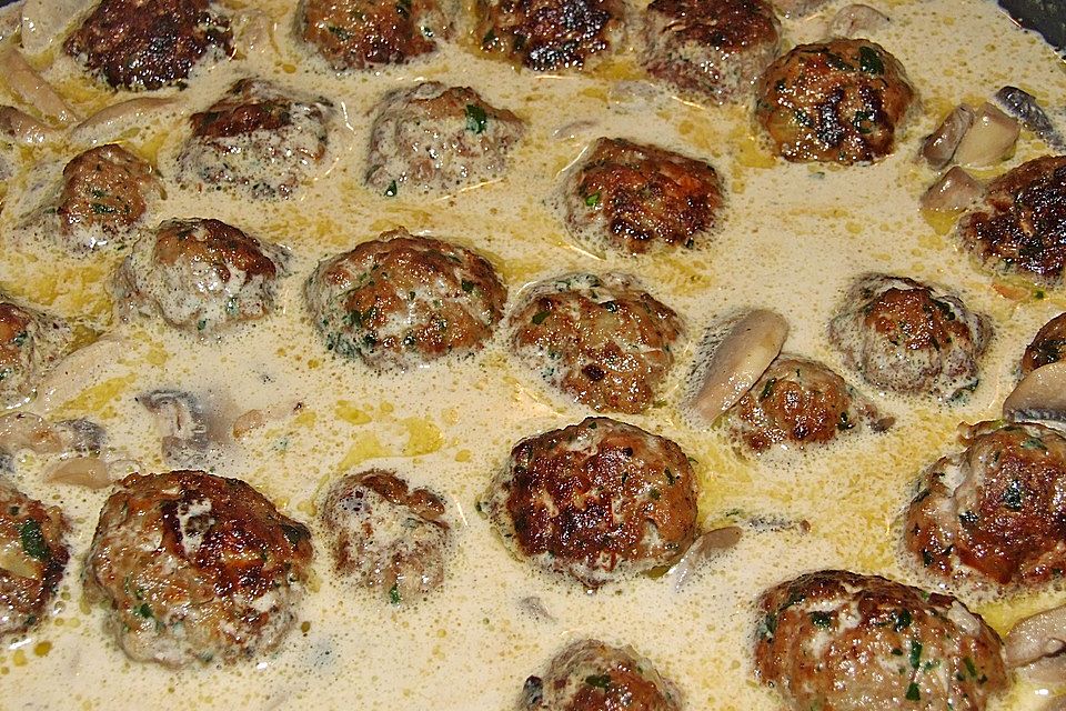 Köttbullar mit Champignon-Rahmsauce