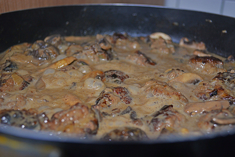 Köttbullar mit Champignon-Rahmsauce