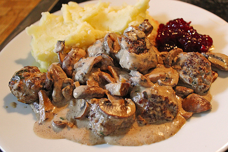 Köttbullar mit Champignon-Rahmsauce