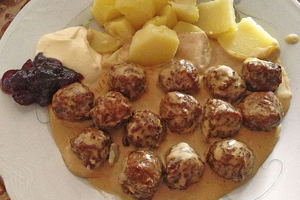 Köttbullar mit Champignon-Rahmsauce