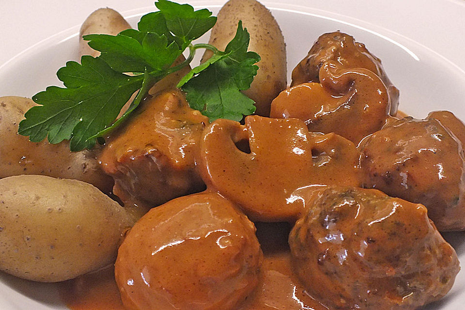 Köttbullar mit Champignon-Rahmsauce