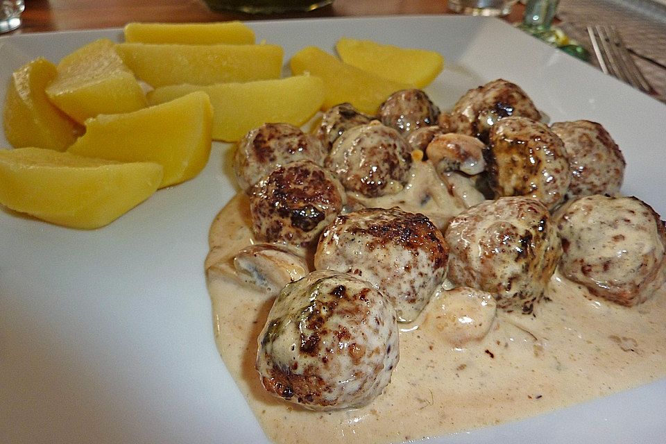 Köttbullar mit Champignon-Rahmsauce