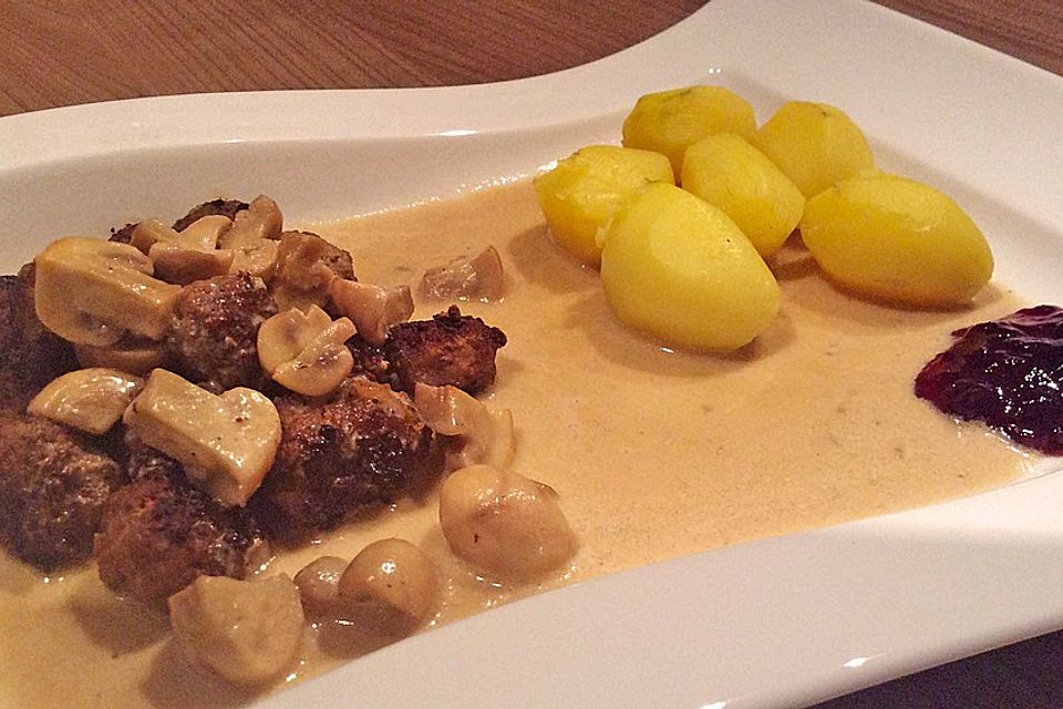 Köttbullar mit Champignon-Rahmsauce