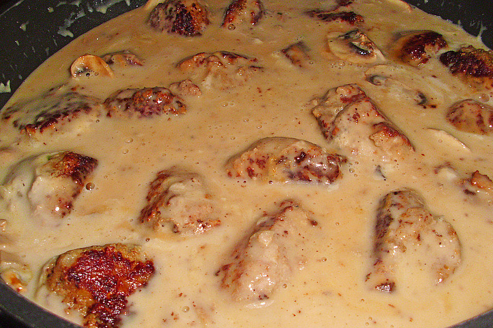 Köttbullar mit Champignon-Rahmsauce