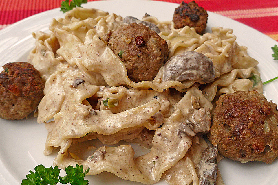 Köttbullar mit Champignon-Rahmsauce