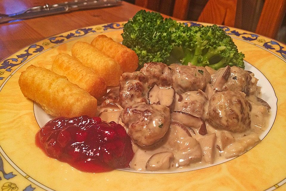 Köttbullar mit Champignon-Rahmsauce