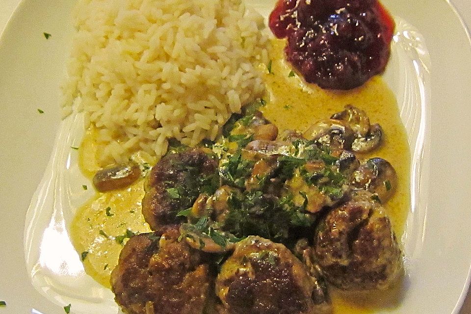 Köttbullar mit Champignon-Rahmsauce