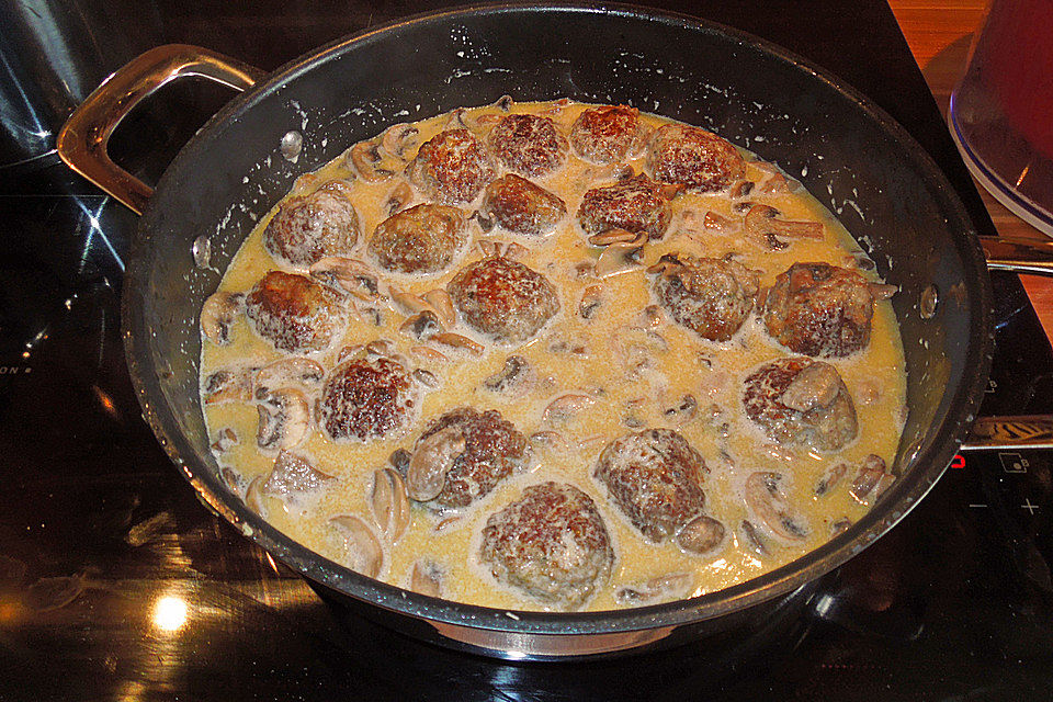 Köttbullar mit Champignon-Rahmsauce