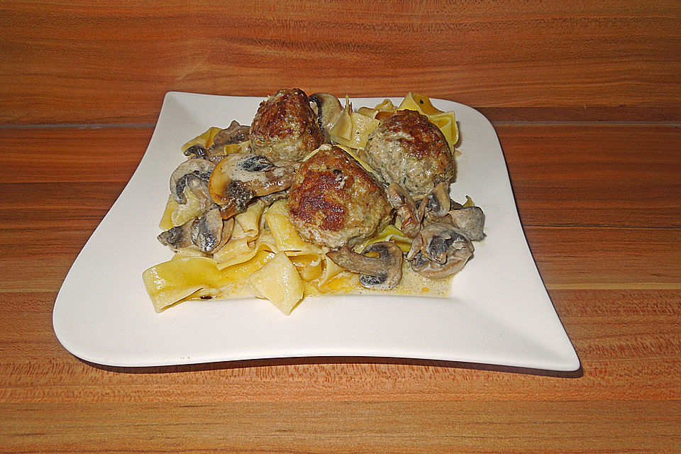 Köttbullar mit Champignon-Rahmsauce