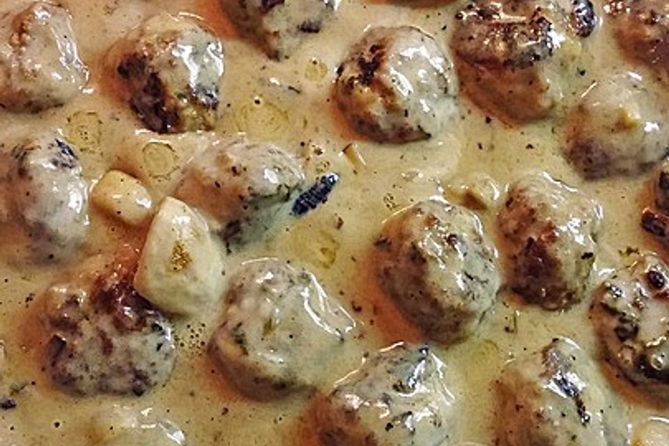 Köttbullar mit Champignon-Rahmsauce