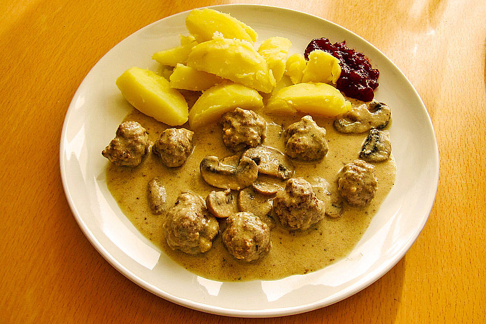 Köttbullar mit Champignon-Rahmsauce