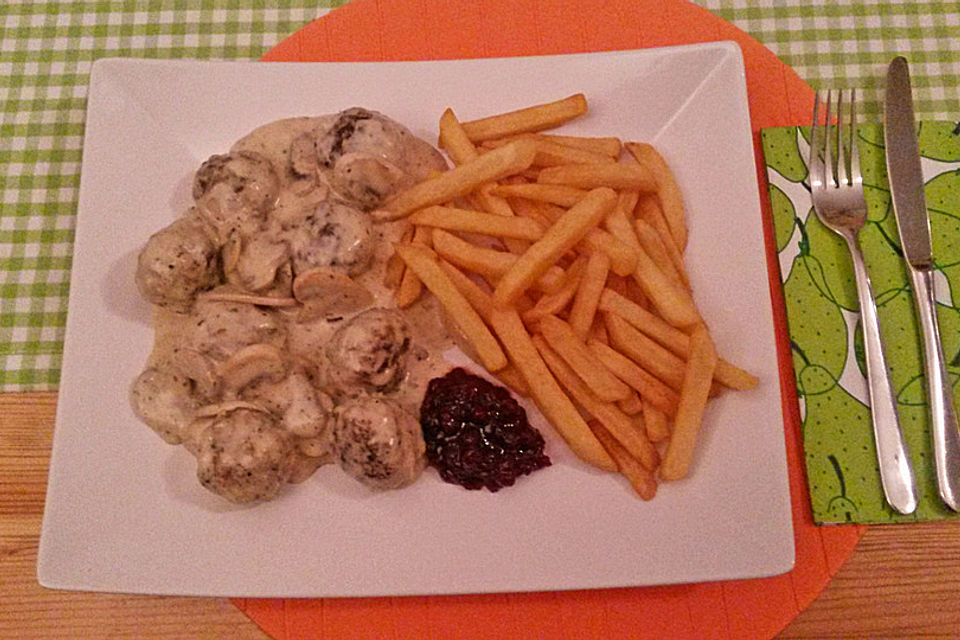 Köttbullar mit Champignon-Rahmsauce