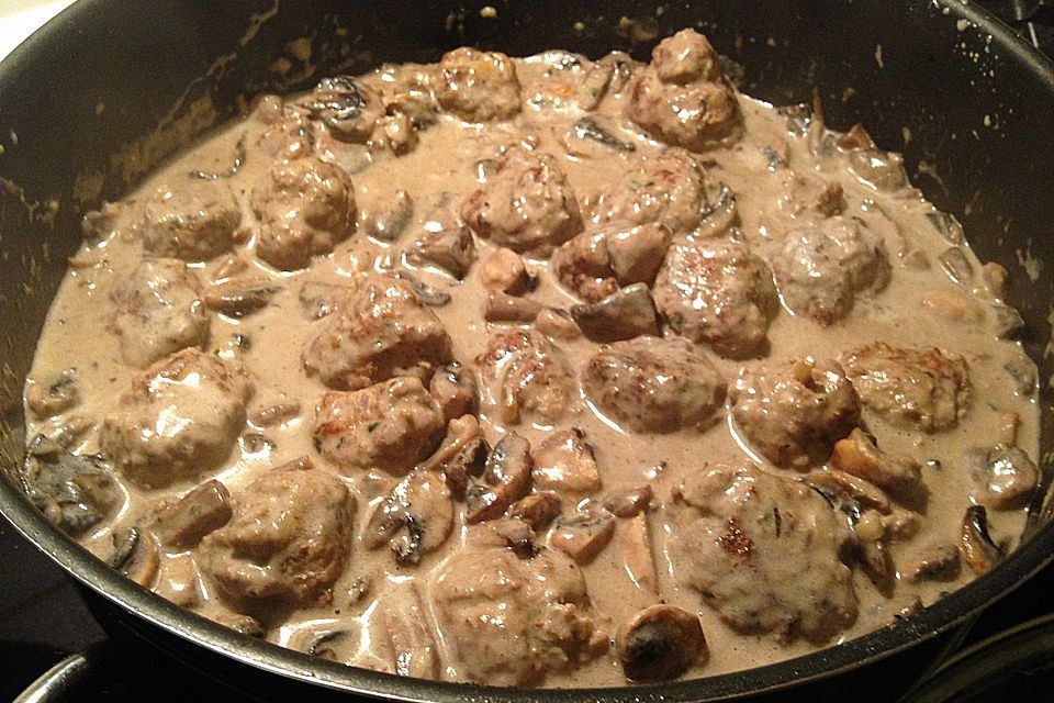 Köttbullar mit Champignon-Rahmsauce