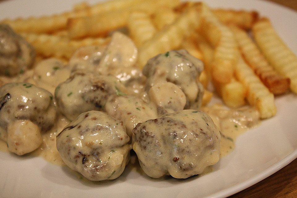 Köttbullar mit Champignon-Rahmsauce