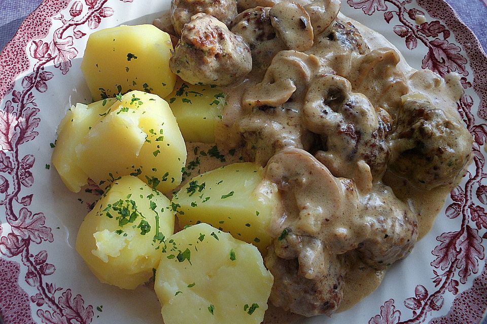 Köttbullar mit Champignon-Rahmsauce