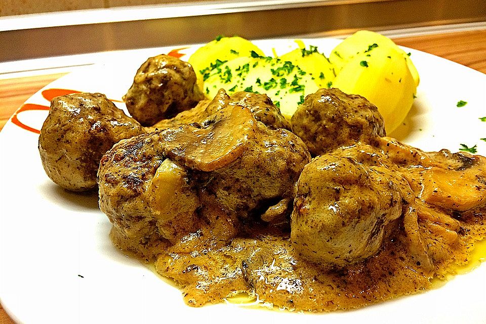 Köttbullar mit Champignon-Rahmsauce