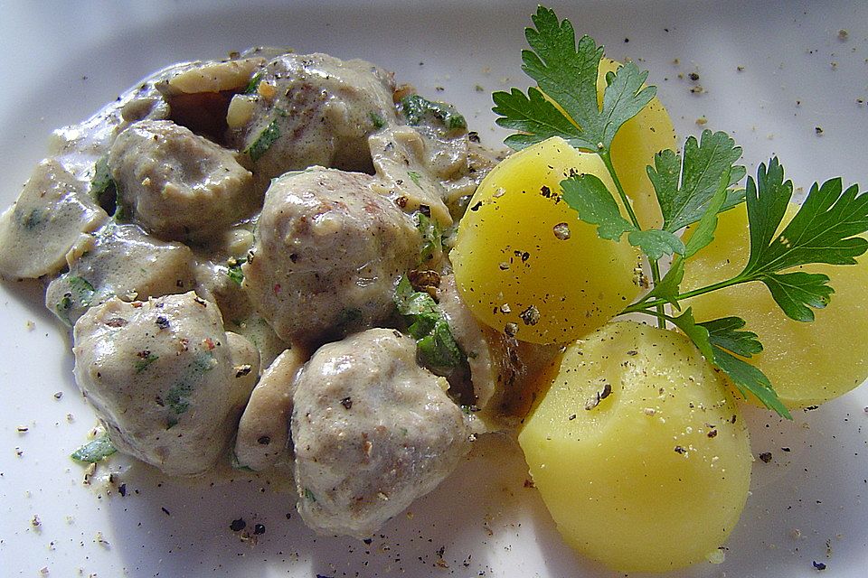 Köttbullar mit Champignon-Rahmsauce