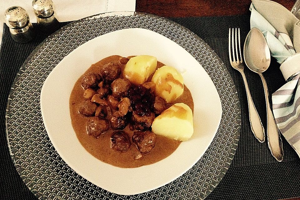 Köttbullar mit Champignon-Rahmsauce