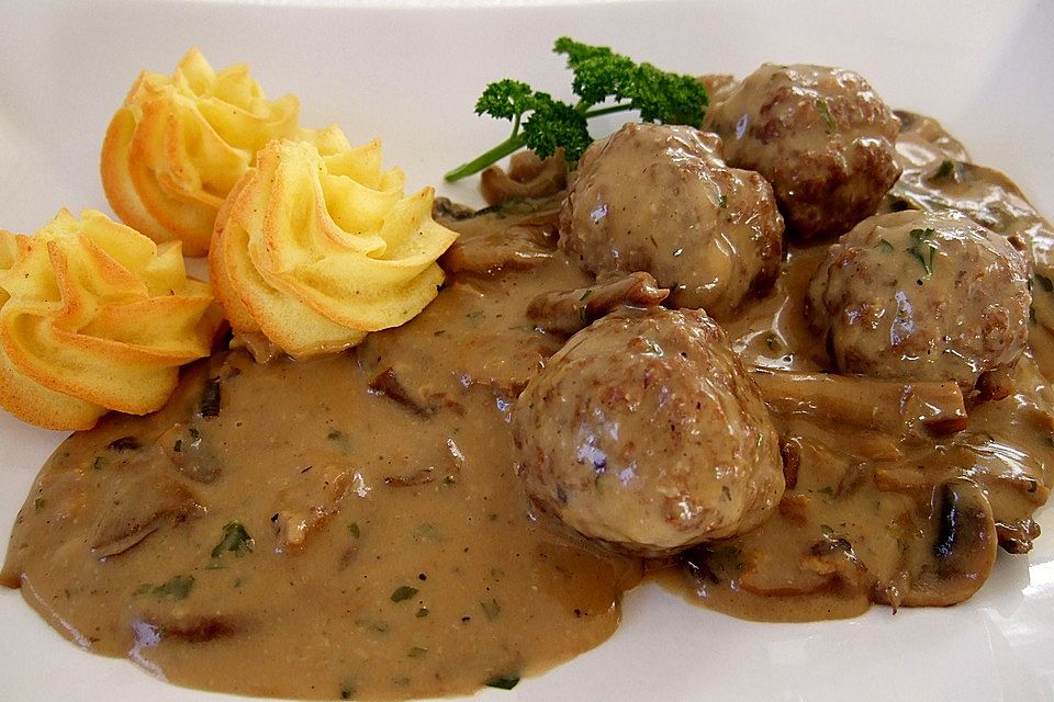 Köttbullar mit Champignon-Rahmsauce