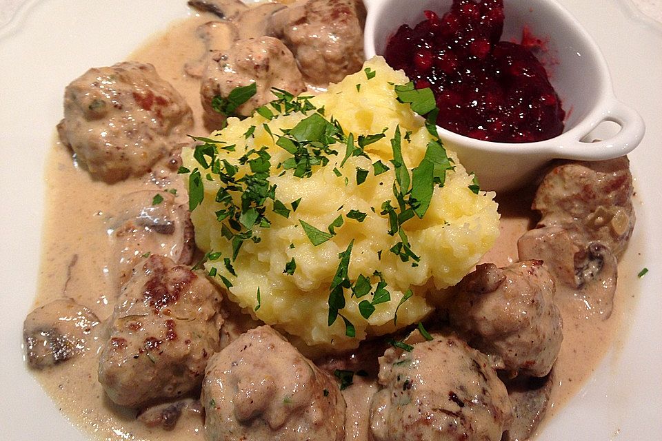 Köttbullar mit Champignon-Rahmsauce