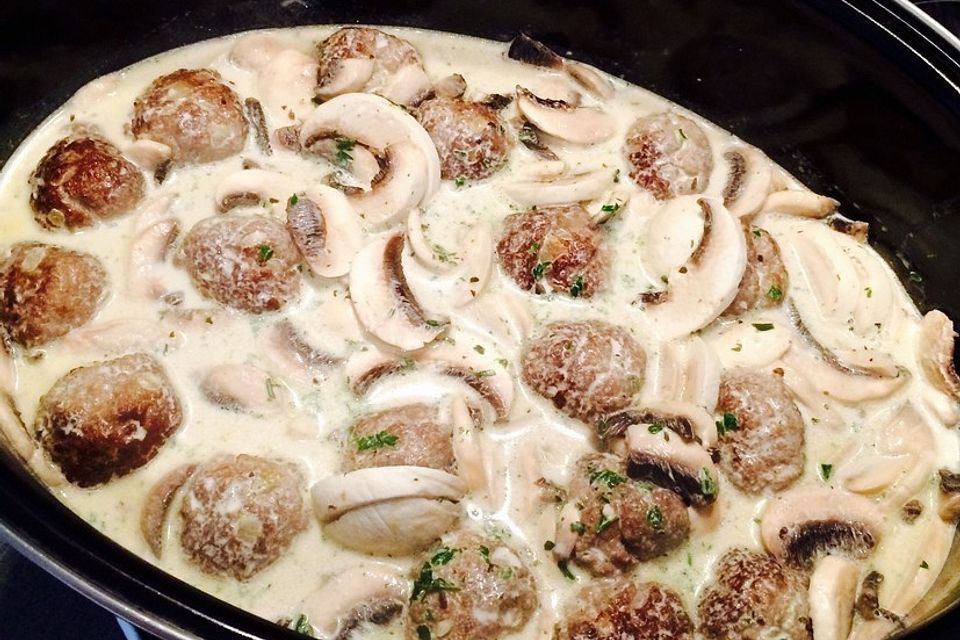 Köttbullar mit Champignon-Rahmsauce