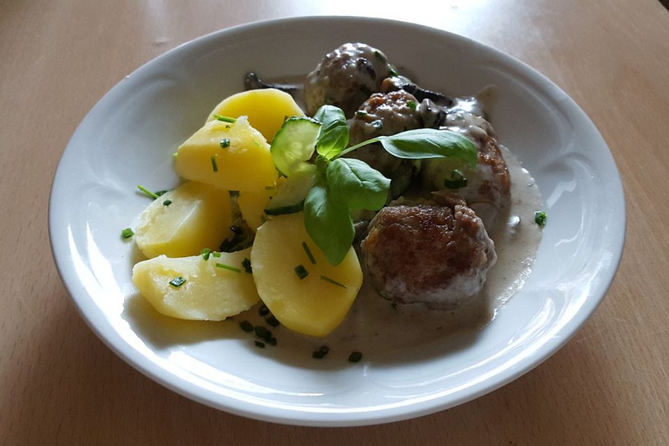 Köttbullar mit Champignon-Rahmsauce