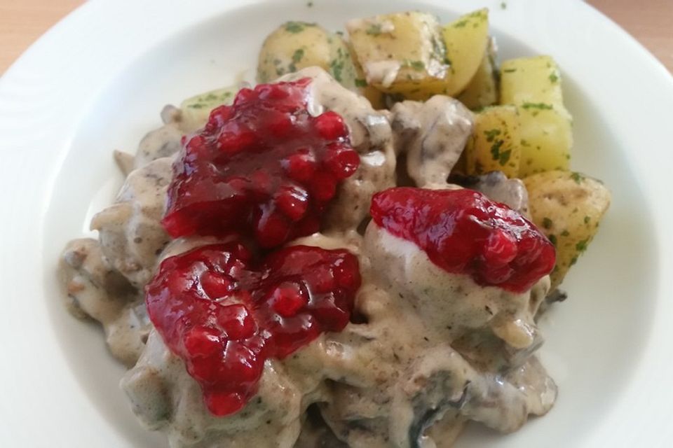 Köttbullar mit Champignon-Rahmsauce