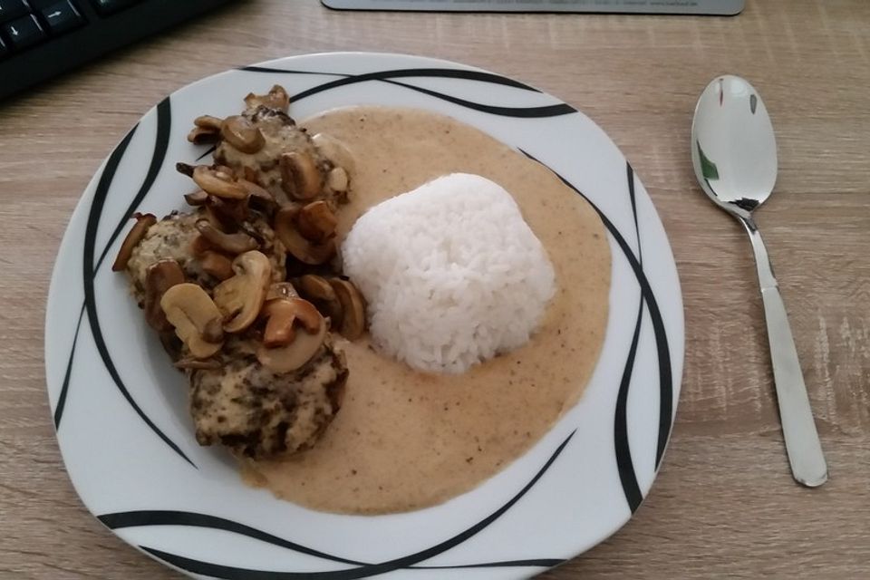 Köttbullar mit Champignon-Rahmsauce