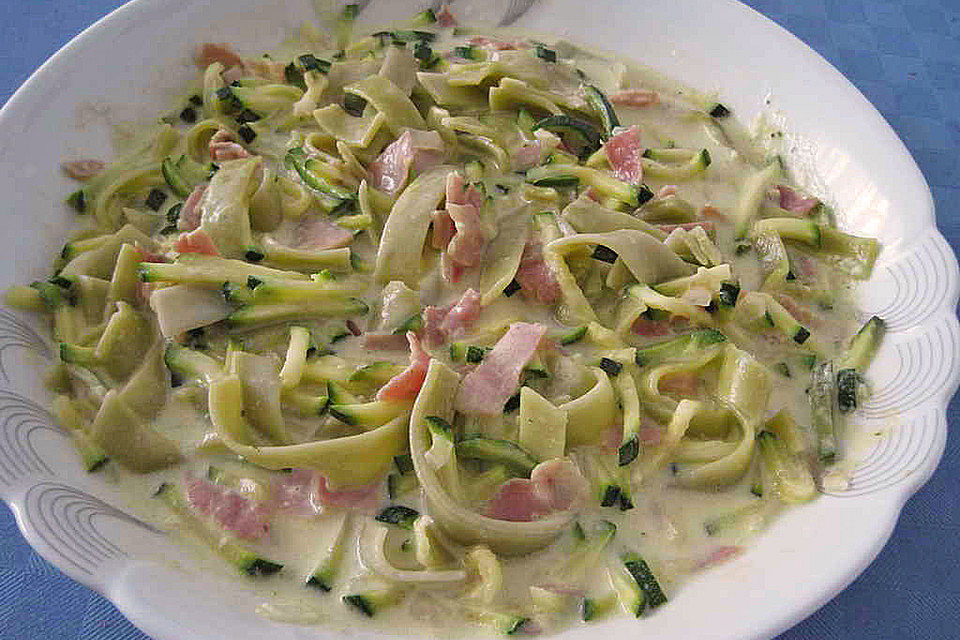 Nudeleintopf mit Zucchini