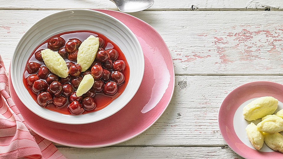 Kirschsuppe-mit-Grie-kl-chen