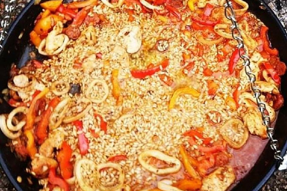 Meeresfrüchte - Paella auf dem Schwenkgrill über Holzkohle