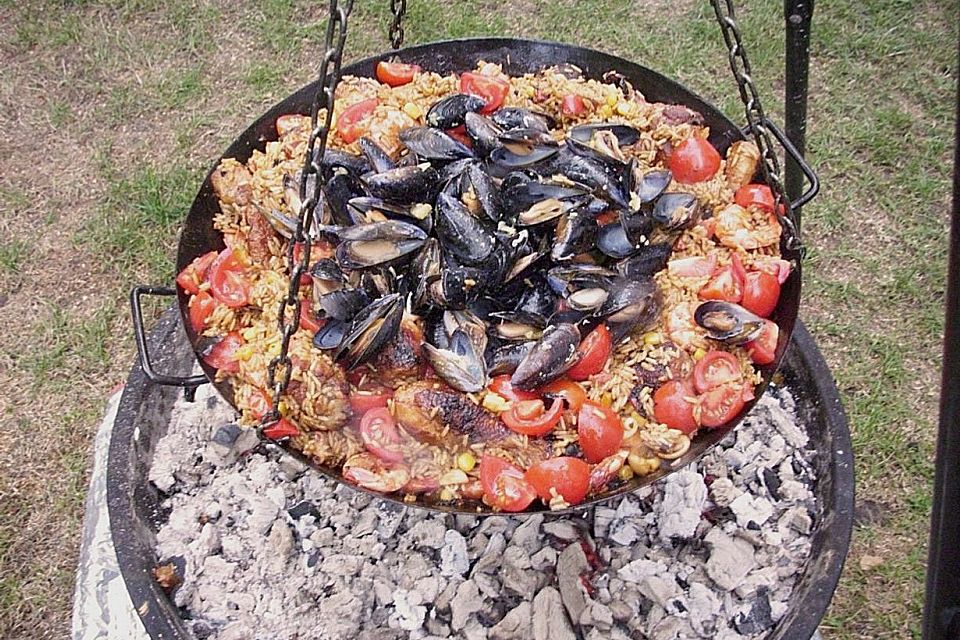 Meeresfrüchte - Paella auf dem Schwenkgrill über Holzkohle