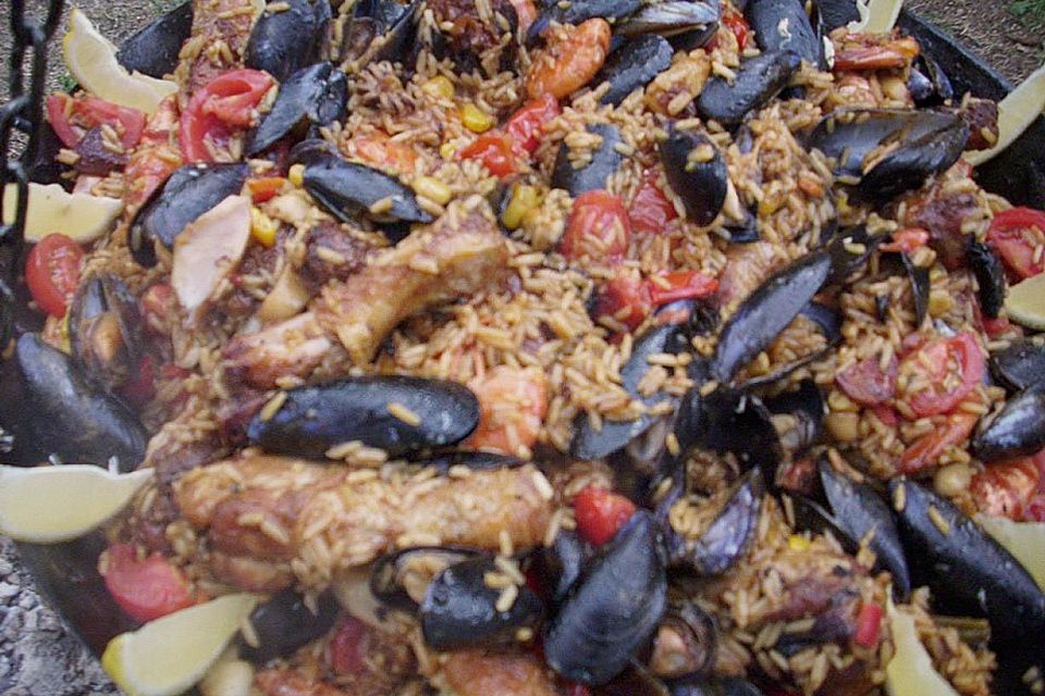 Meeresfrüchte - Paella auf dem Schwenkgrill über Holzkohle