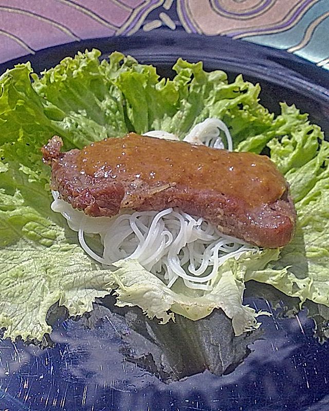 Salatbündel mit gegrilltem Rindfleisch
